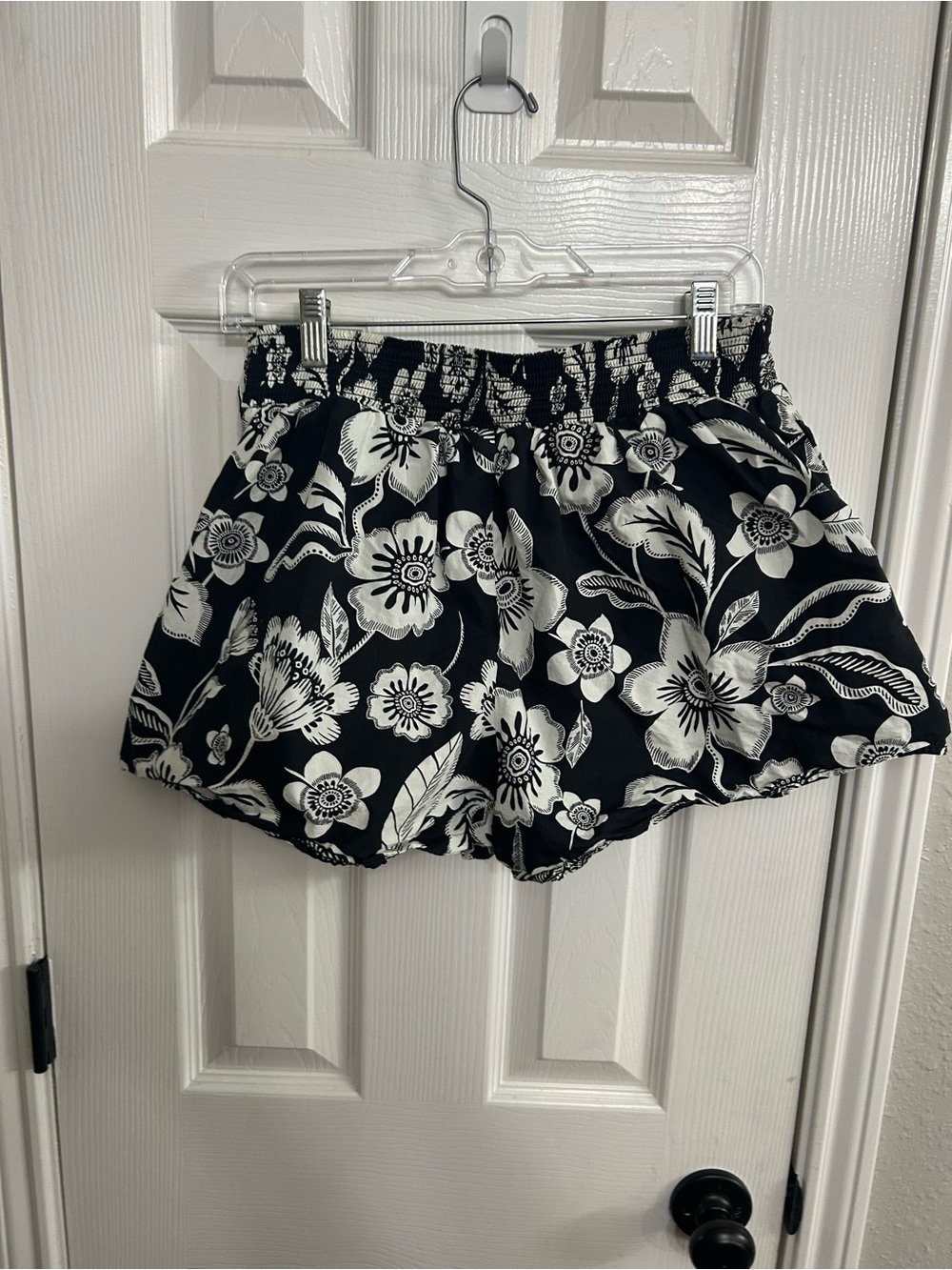 Maeve by Anthropologie Escape Floral Shorts Black White Pull On Size 8 - Picture 4 of 7